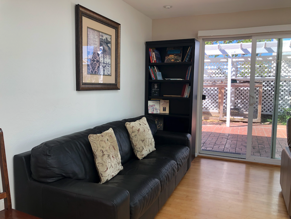 3bed/2bath Single Level, Fully Remodeled,Sky Lights, Back Yard - Photo 4