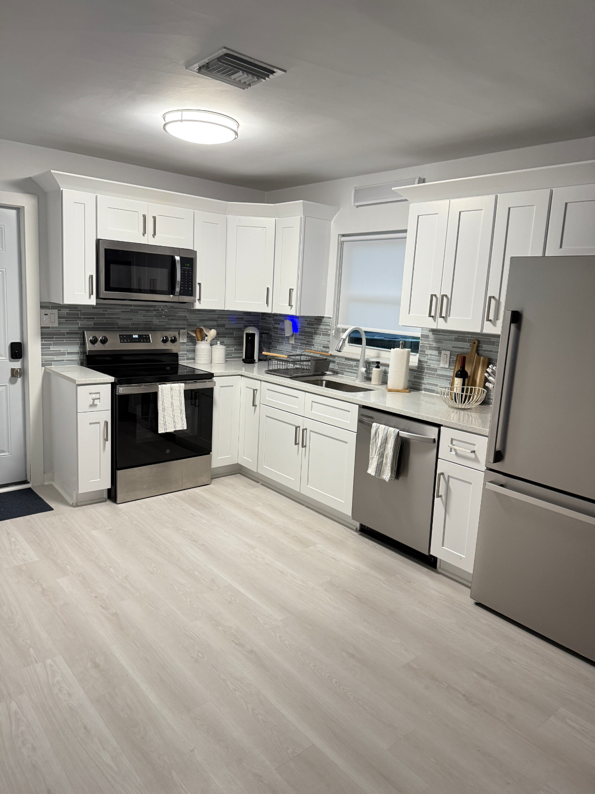 Cozy Modern Home Near Downtown and Hospitals - Photo 7