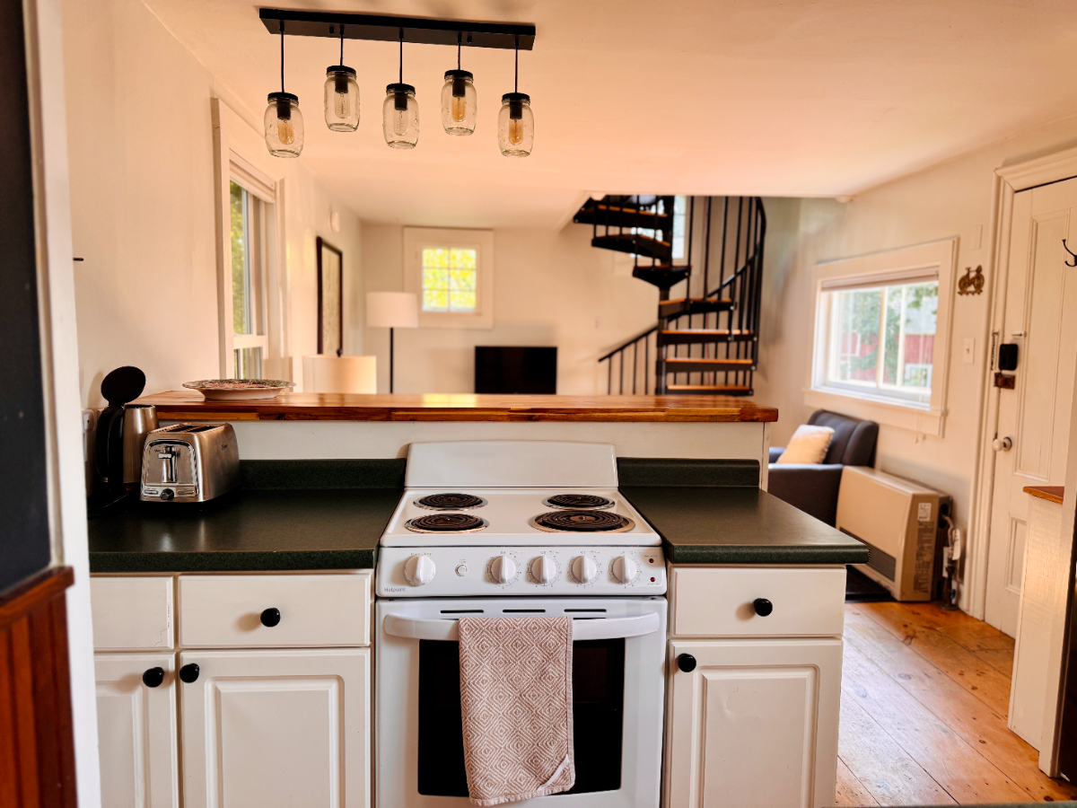 Charming 1BR Loft in Walkable Shelburne - Photo 2