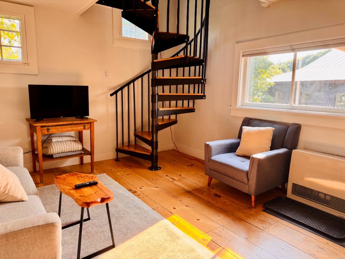 Charming 1BR Loft in Walkable Shelburne - Photo 5