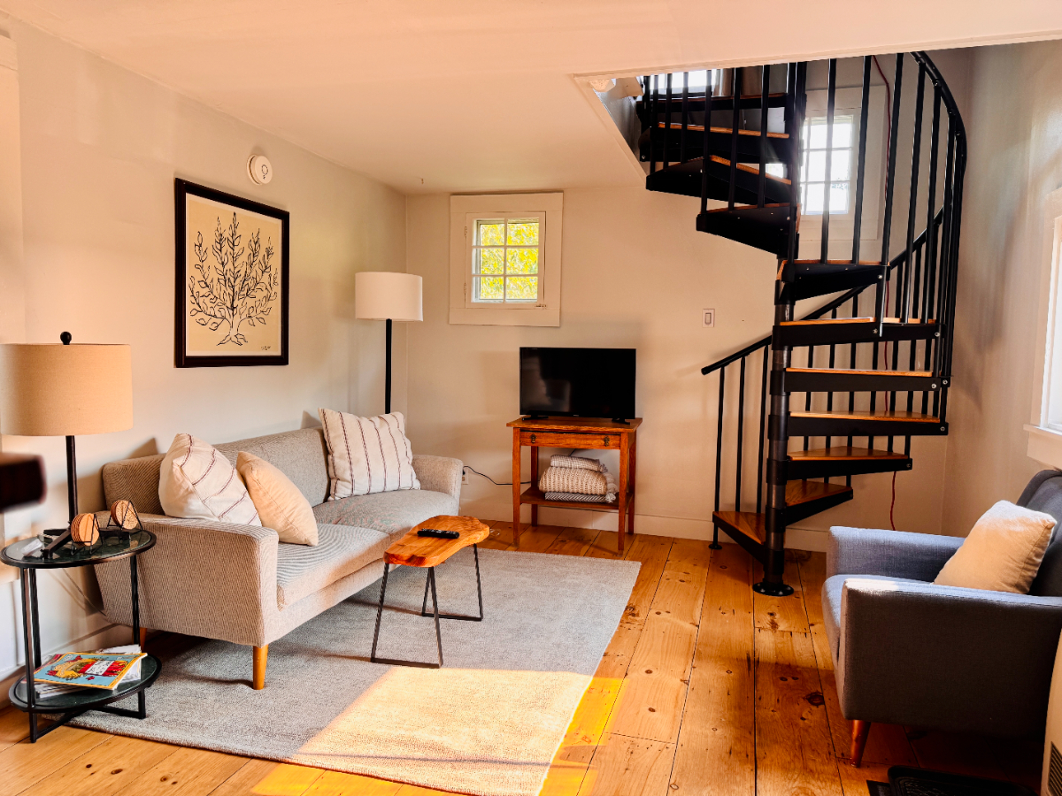 Charming 1BR Loft in Walkable Shelburne - Photo 3