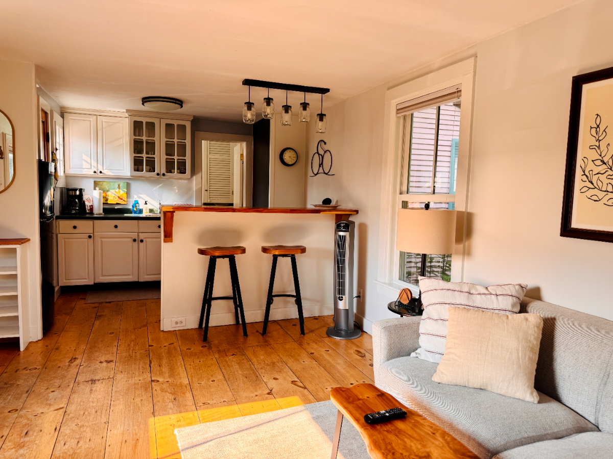 Charming 1BR Loft in Walkable Shelburne - Photo 8