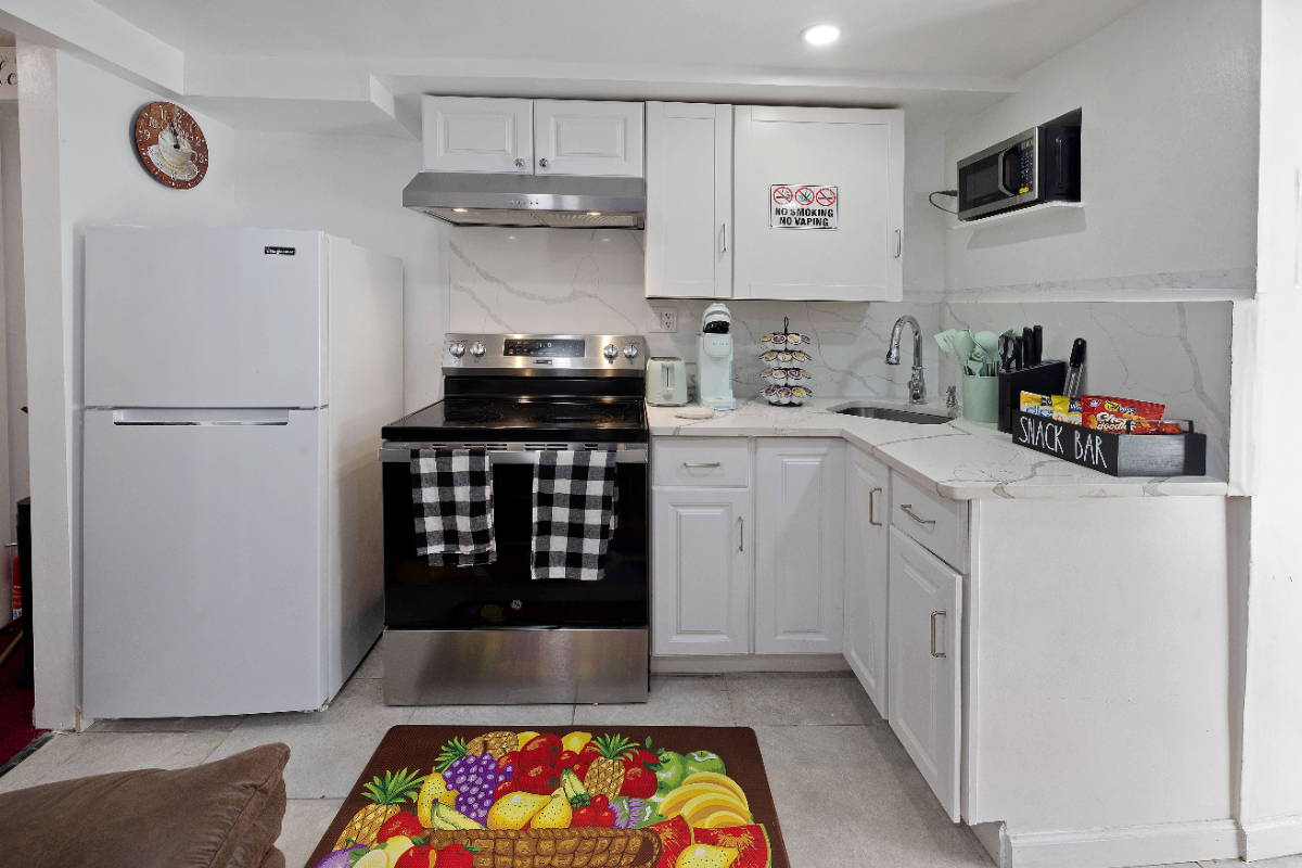 Paradise- Cozy & Stylish 1 Bedroom Apartment Perfect for Travel Nurses and Professionals - Photo 1