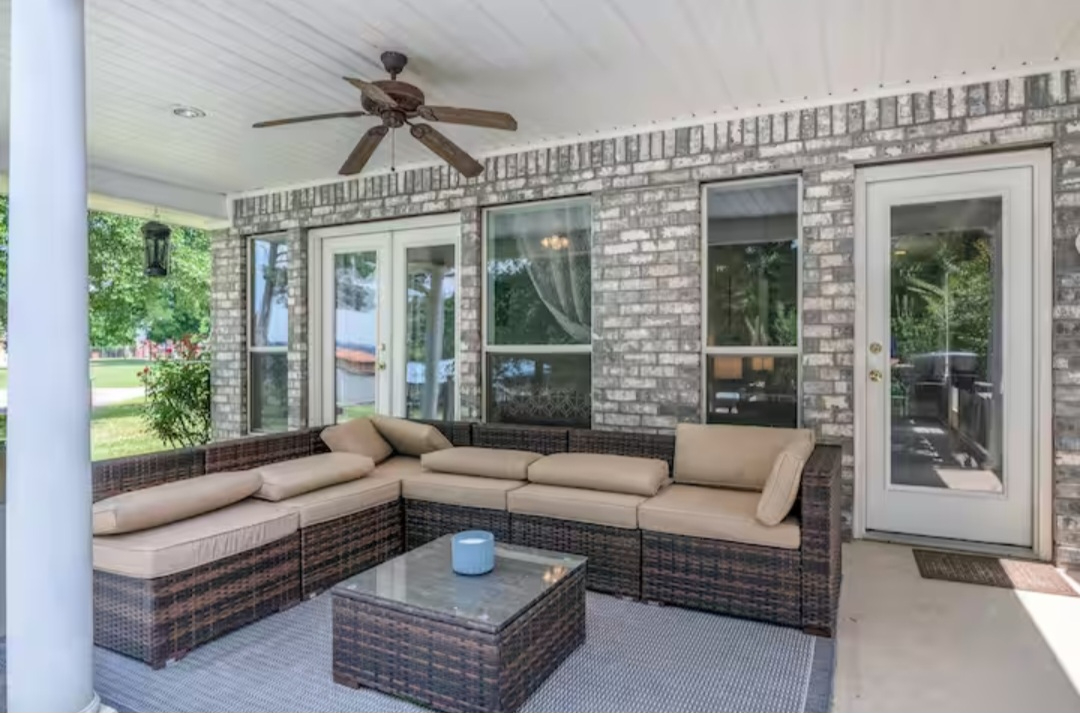 4Bdrm/3Bath Fully Finished Lakefront Family Home w/ Private Dock - Photo 1