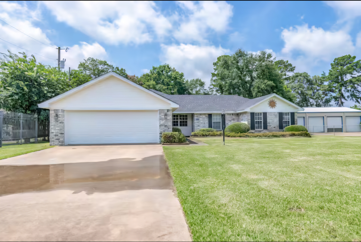 4Bdrm/3Bath Fully Finished Lakefront Family Home w/ Private Dock - Photo 3