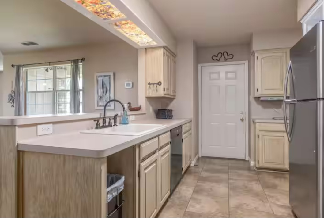 4Bdrm/3Bath Fully Finished Lakefront Family Home w/ Private Dock - Photo 6