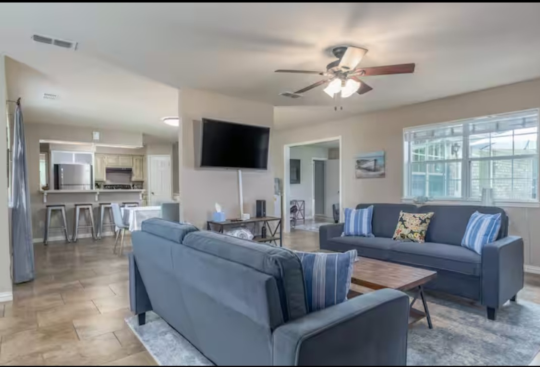 4Bdrm/3Bath Fully Finished Lakefront Family Home w/ Private Dock - Photo 7