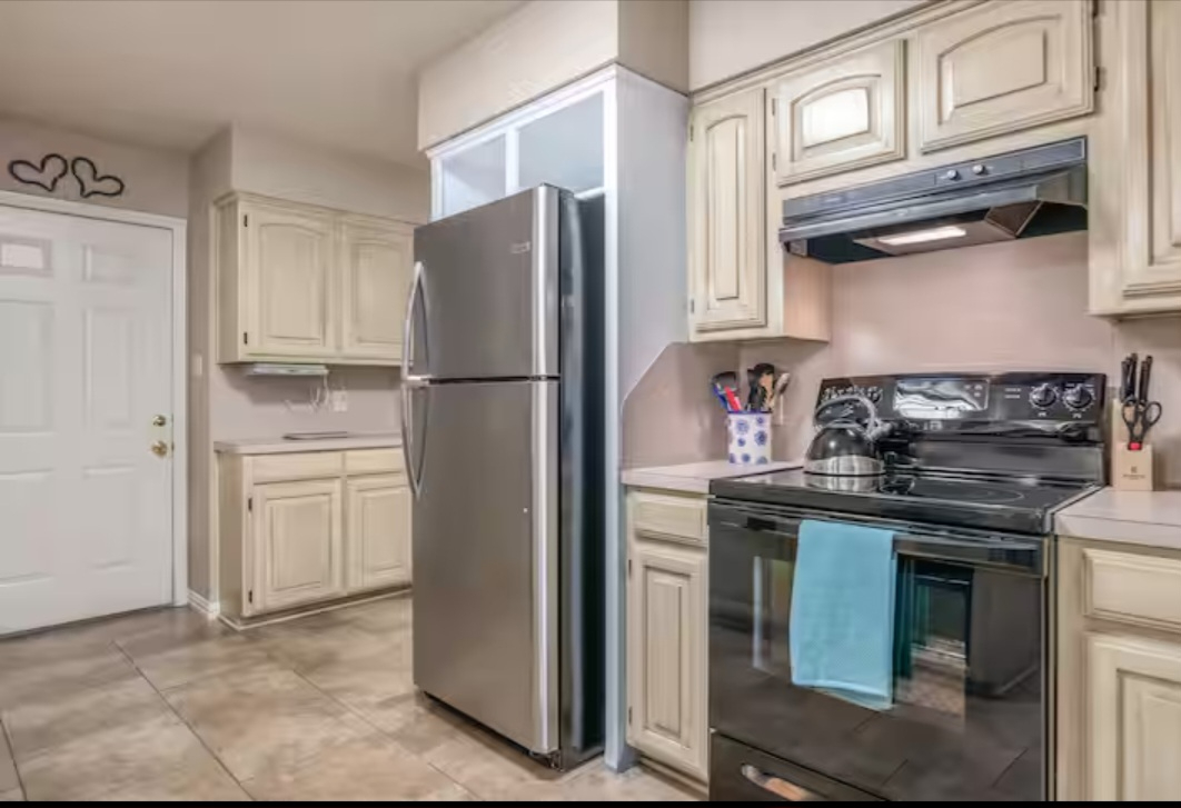 4Bdrm/3Bath Fully Finished Lakefront Family Home w/ Private Dock - Photo 11