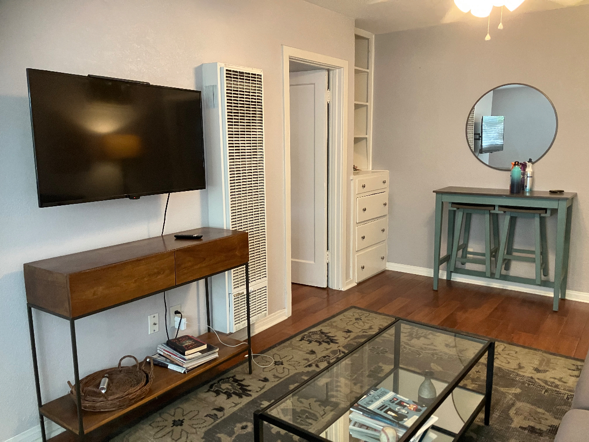 Private Atwater Home 1BDR with Workstation and back yard.Very walkable. Car Parking . - Photo 4