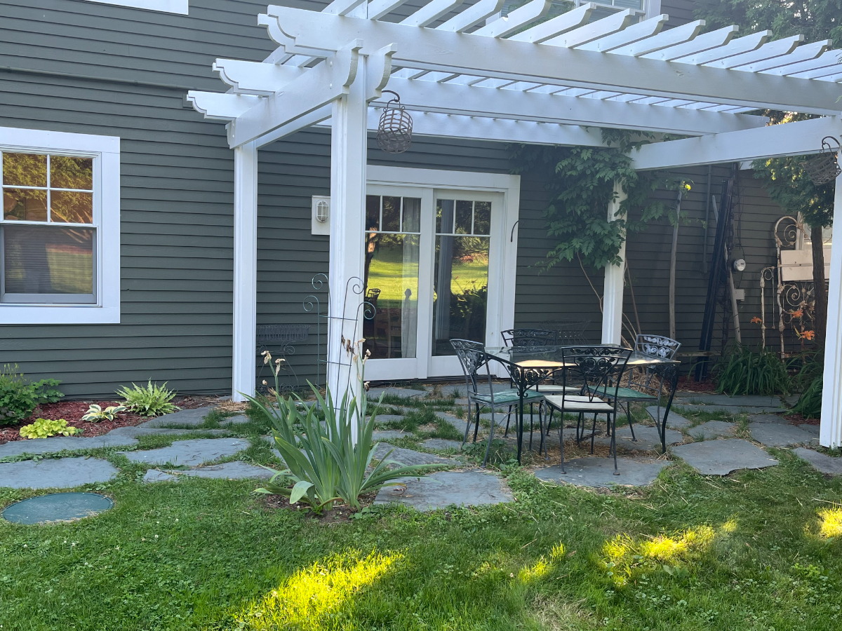 Charming One-Bedroom Apartment with Private Backyard and Modern Comforts - Photo 1