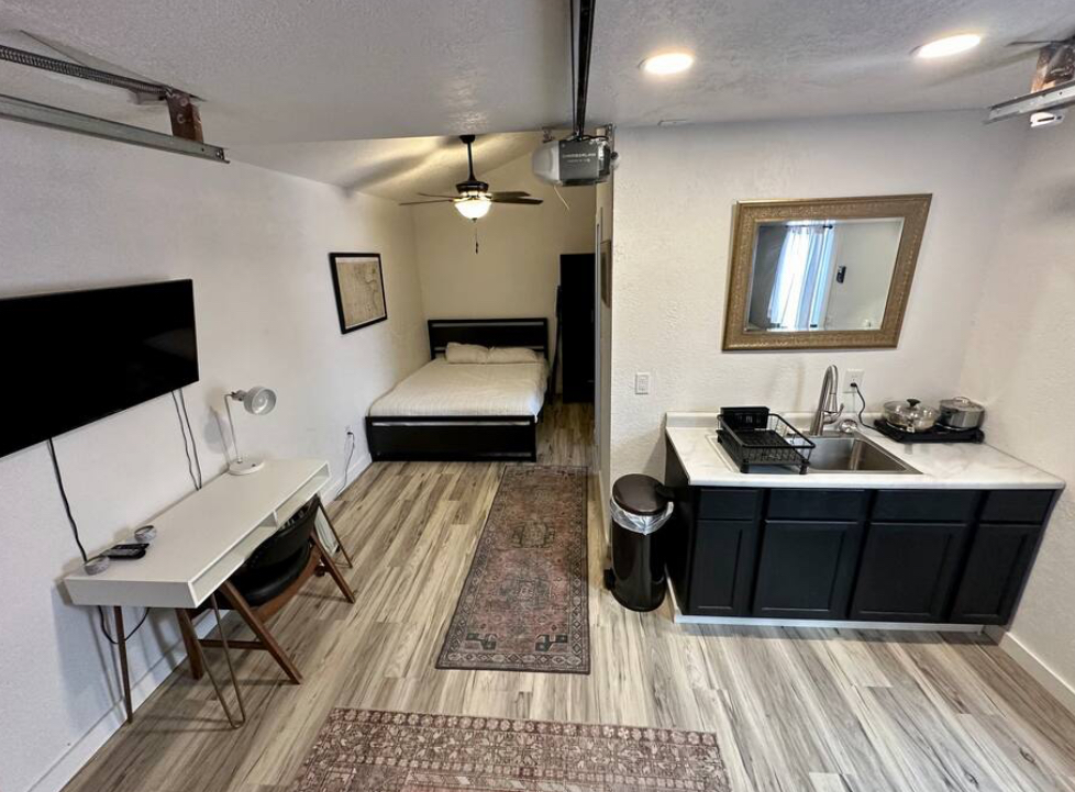 Airport / Downtown Guesthouse - Photo 3