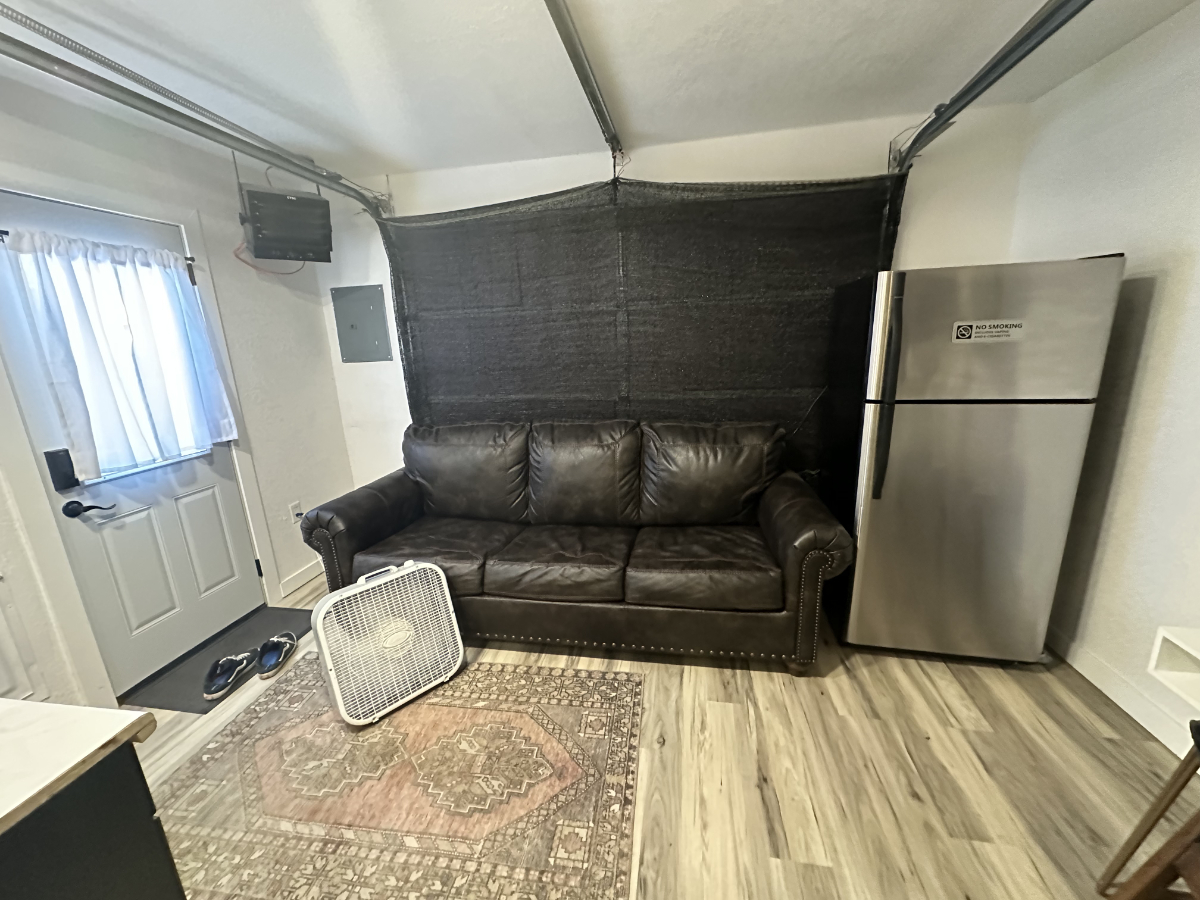 Airport / Downtown Guesthouse - Photo 9