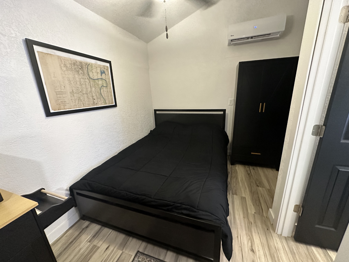 Airport / Downtown Guesthouse - Photo 10