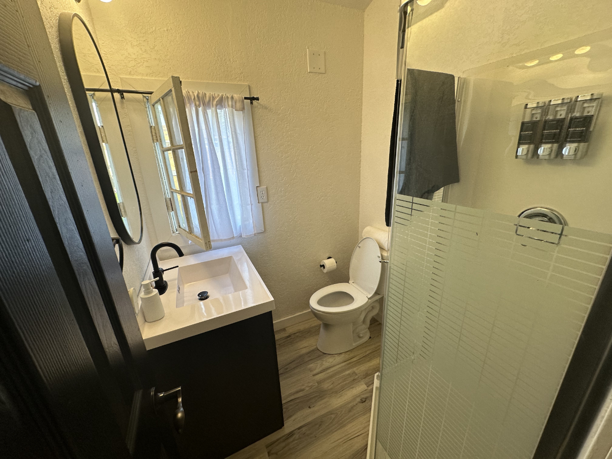 Airport / Downtown Guesthouse - Photo 12