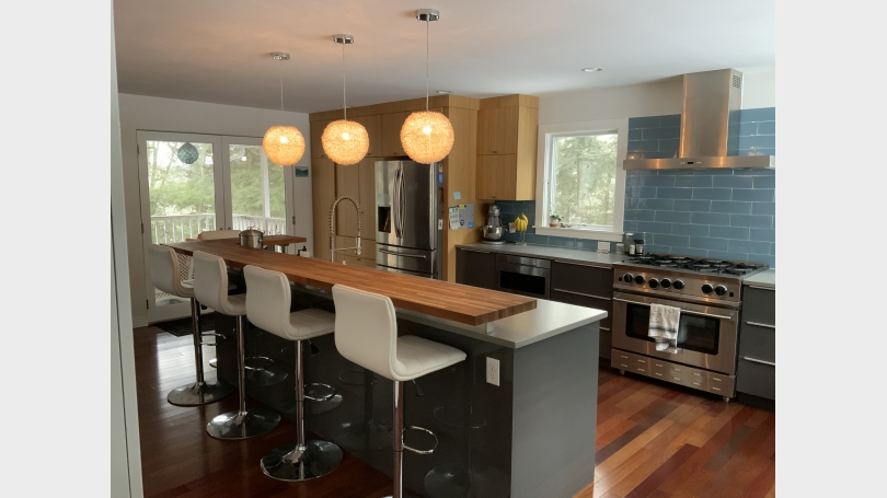 Spacious 4BR Home 4 mi from Dartmouth - pet friendly, fast Wi-Fi, Pool, Hot Tub, EV Charger - Photo 4