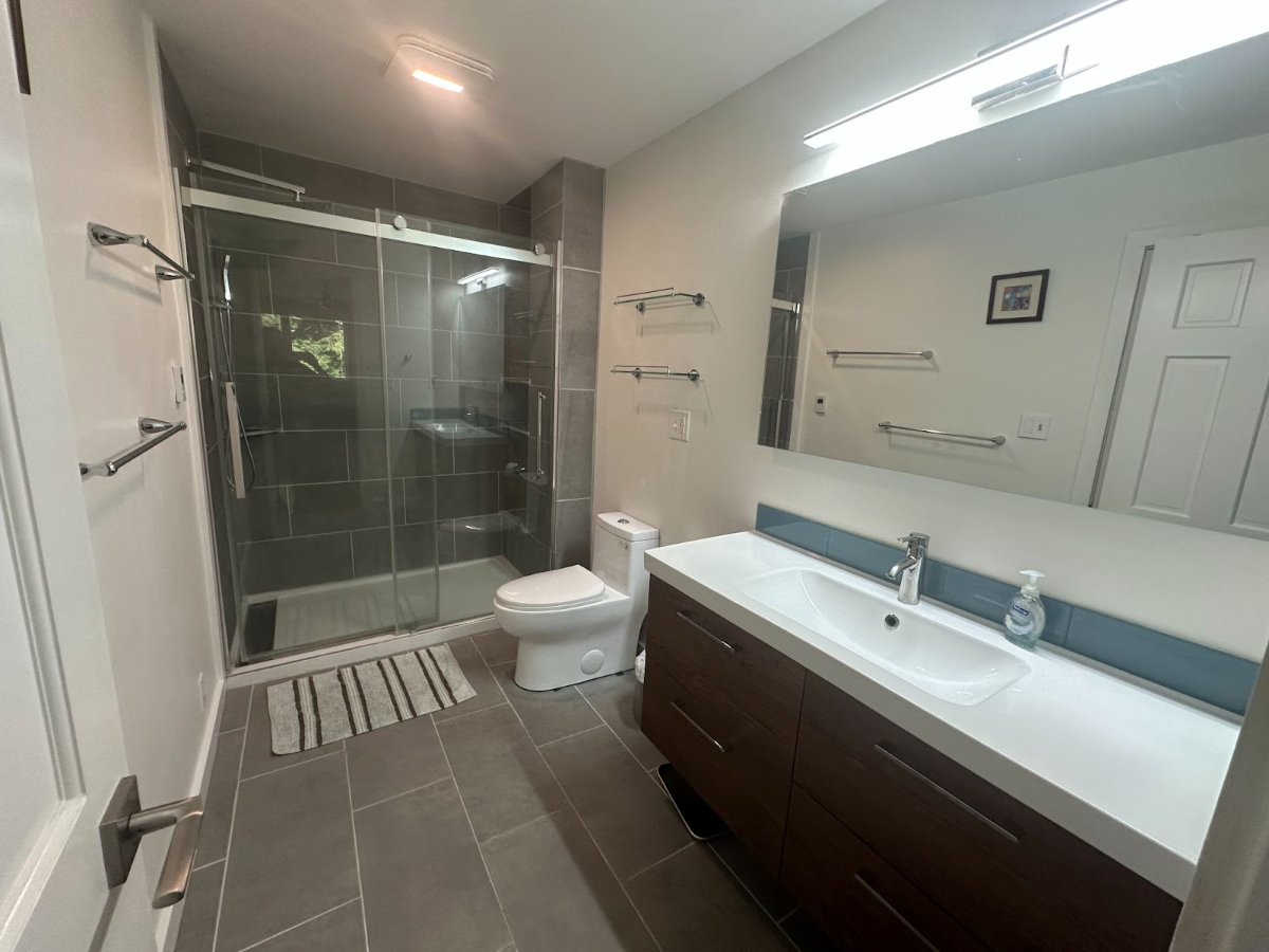 Spacious 4BR Home 4 mi from Dartmouth -  pet friendly, fast Wi-Fi,  Pool, Hot Tub, EV Charger - Photo 6