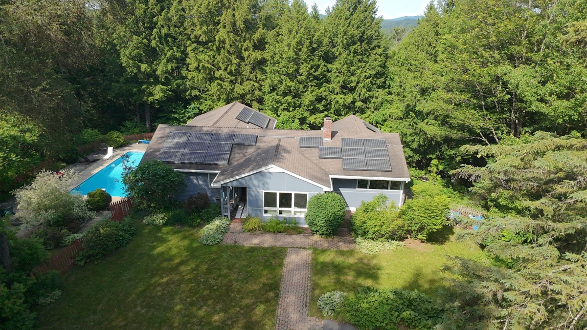 Spacious 4BR Home 4 mi from Dartmouth - pet friendly, fast Wi-Fi, Pool, Hot Tub, EV Charger - Photo 1