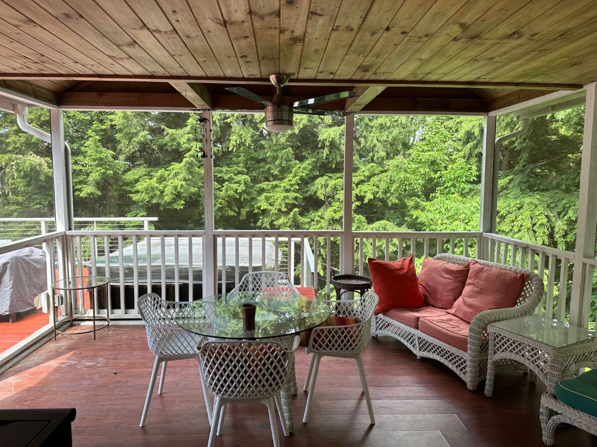 Spacious 4BR Home 4 mi from Dartmouth -  pet friendly, fast Wi-Fi,  Pool, Hot Tub, EV Charger - Photo 9