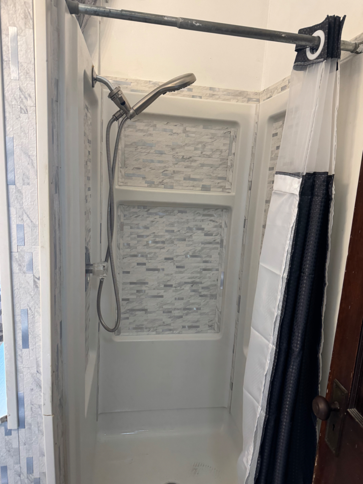 Spacious 2BR Apartment w/ Full Kitchen & Comfortable Living Space - Photo 9