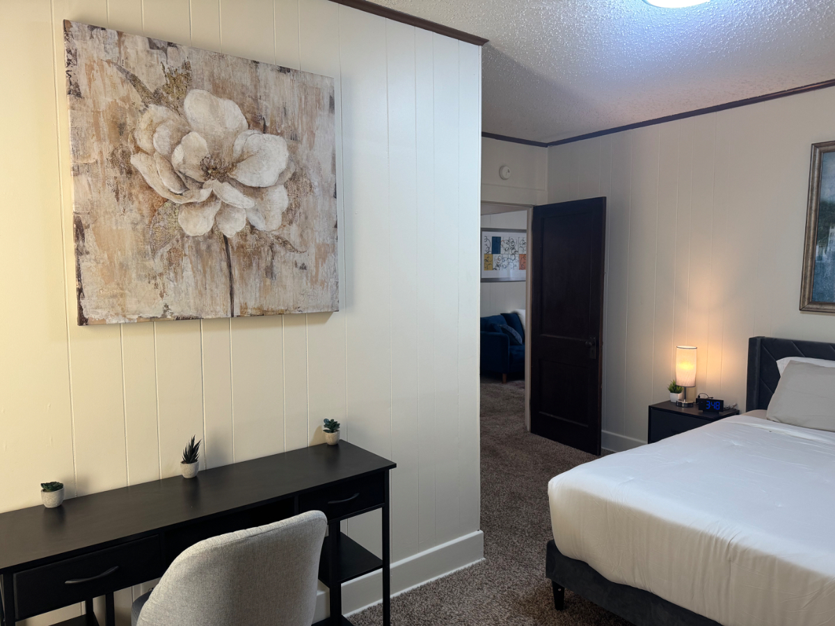 Spacious 2BR Apartment w/ Full Kitchen & Comfortable Living Space - Photo 11