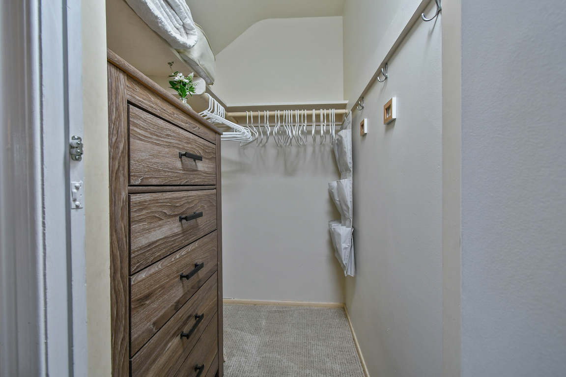 Private 3 Rooms - Den, BR, Bath - Photo 4