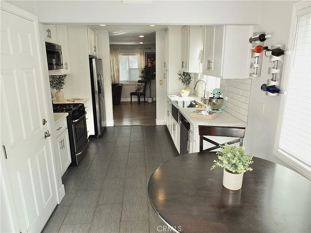 Cute house with Private Parking, Walk to the Beach - Fully Furnished, All Utilities Included - Photo 3