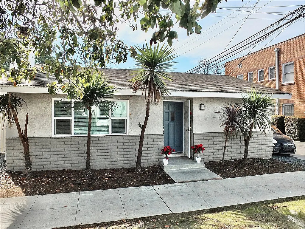 Cute house with Private Parking, Walk to the Beach - Fully Furnished, All Utilities Included