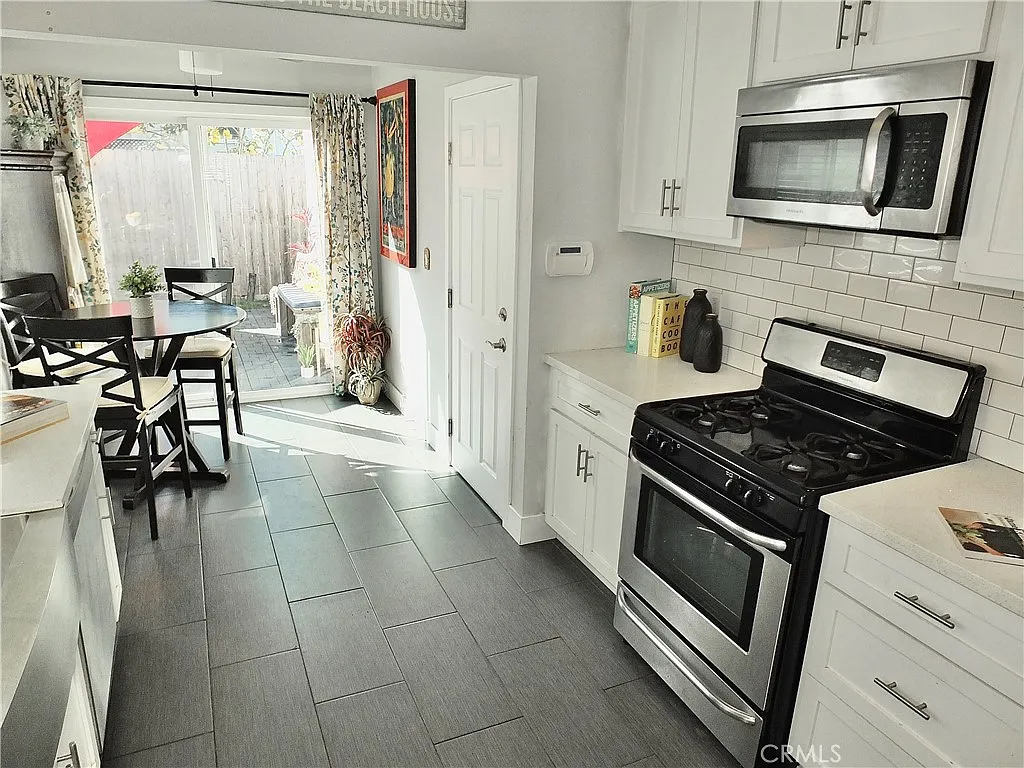 Cute house with Private Parking, Walk to the Beach - Fully Furnished, All Utilities Included - Photo 2
