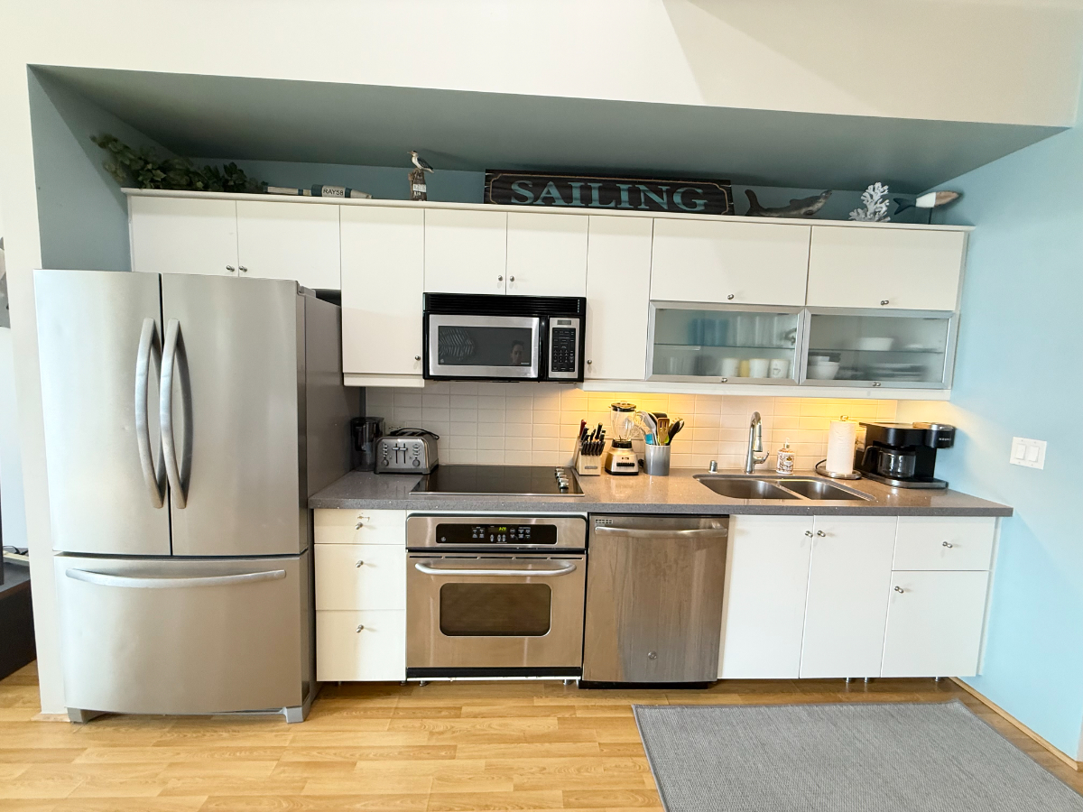 Urban Loft style floorplan fully furnished in Little Italy - Photo 3