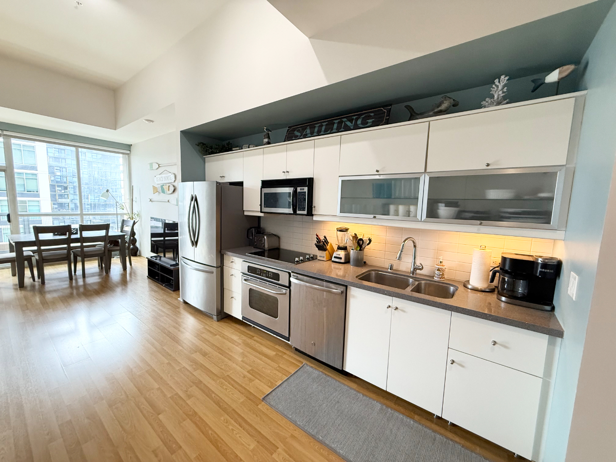 Urban Loft style floorplan fully furnished in Little Italy - Photo 4