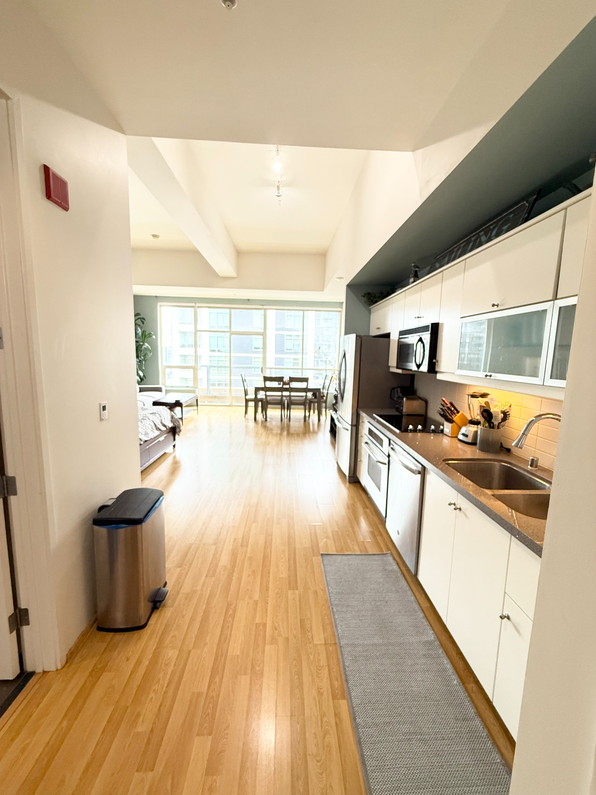 Urban Loft style floorplan fully furnished in Little Italy - Photo 2