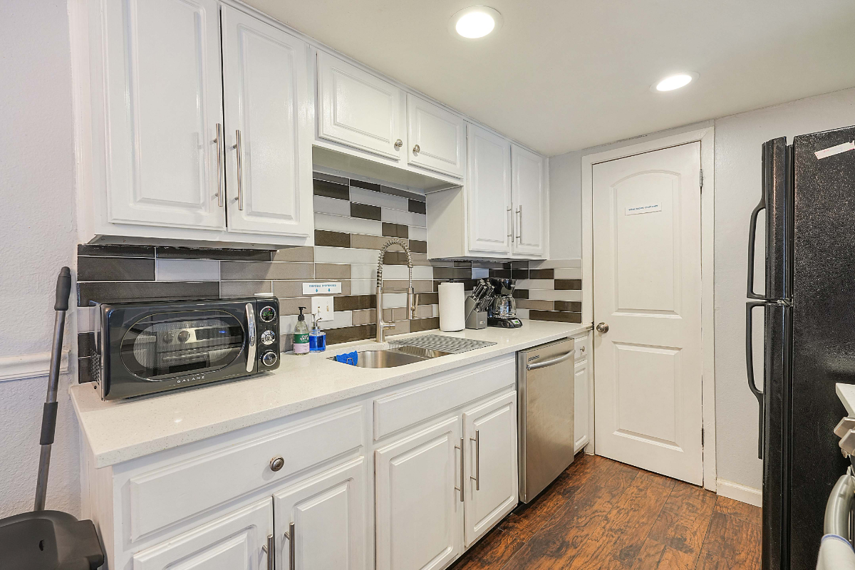 Lovely Budget Condo - 2BD/1.5BA - Close to Downtown - Photo 9