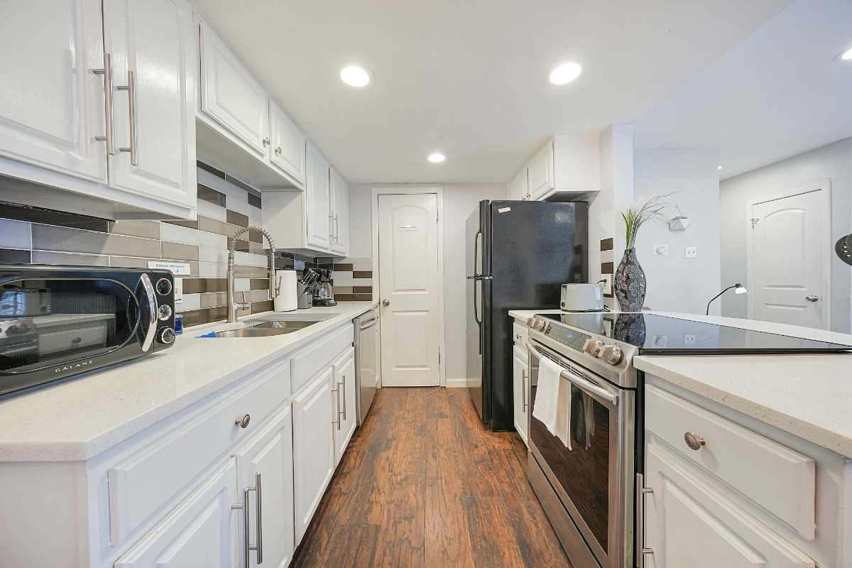 Lovely Budget Condo - 2BD/1.5BA - Close to Downtown - Photo 10
