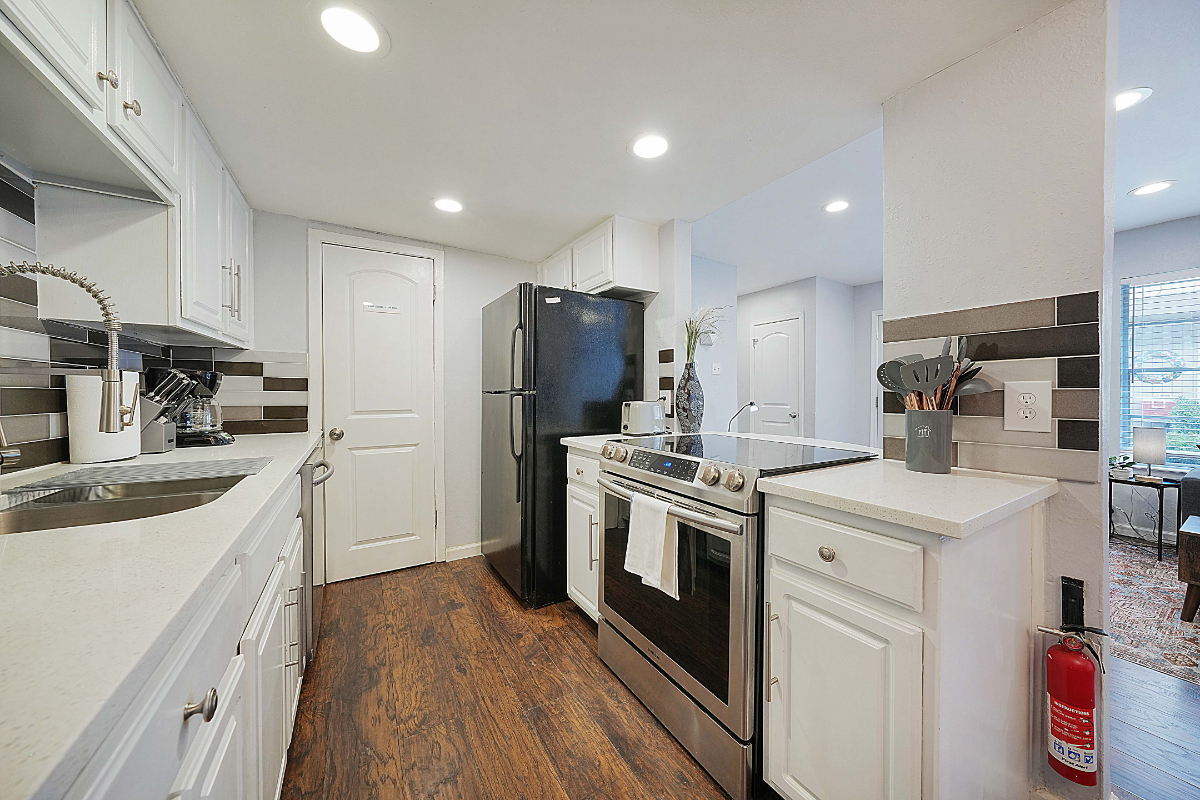 Lovely Budget Condo - 2BD/1.5BA - Close to Downtown - Photo 11