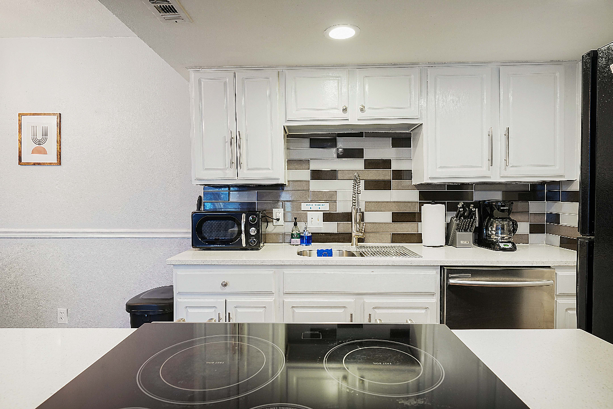 Lovely Budget Condo - 2BD/1.5BA - Close to Downtown - Photo 12