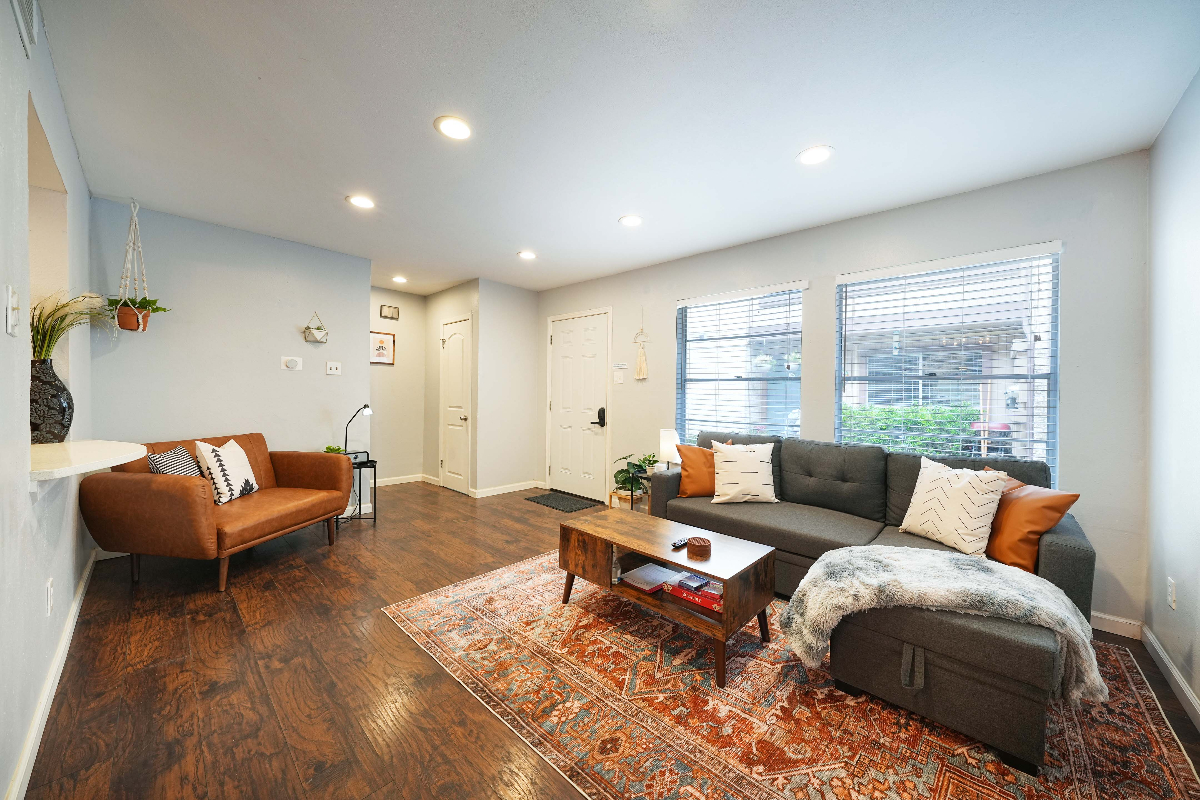 Lovely Budget Condo - 2BD/1.5BA - Close to Downtown - Photo 2