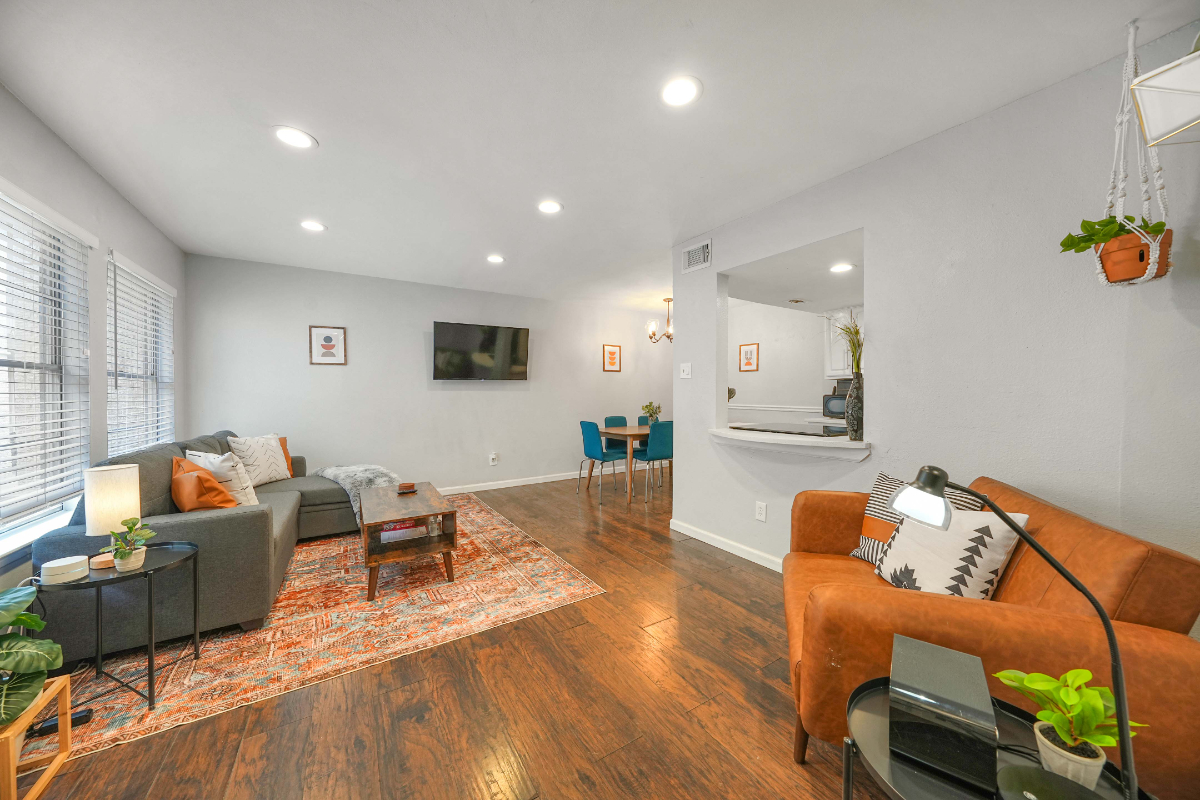 Lovely Budget Condo - 2BD/1.5BA - Close to Downtown