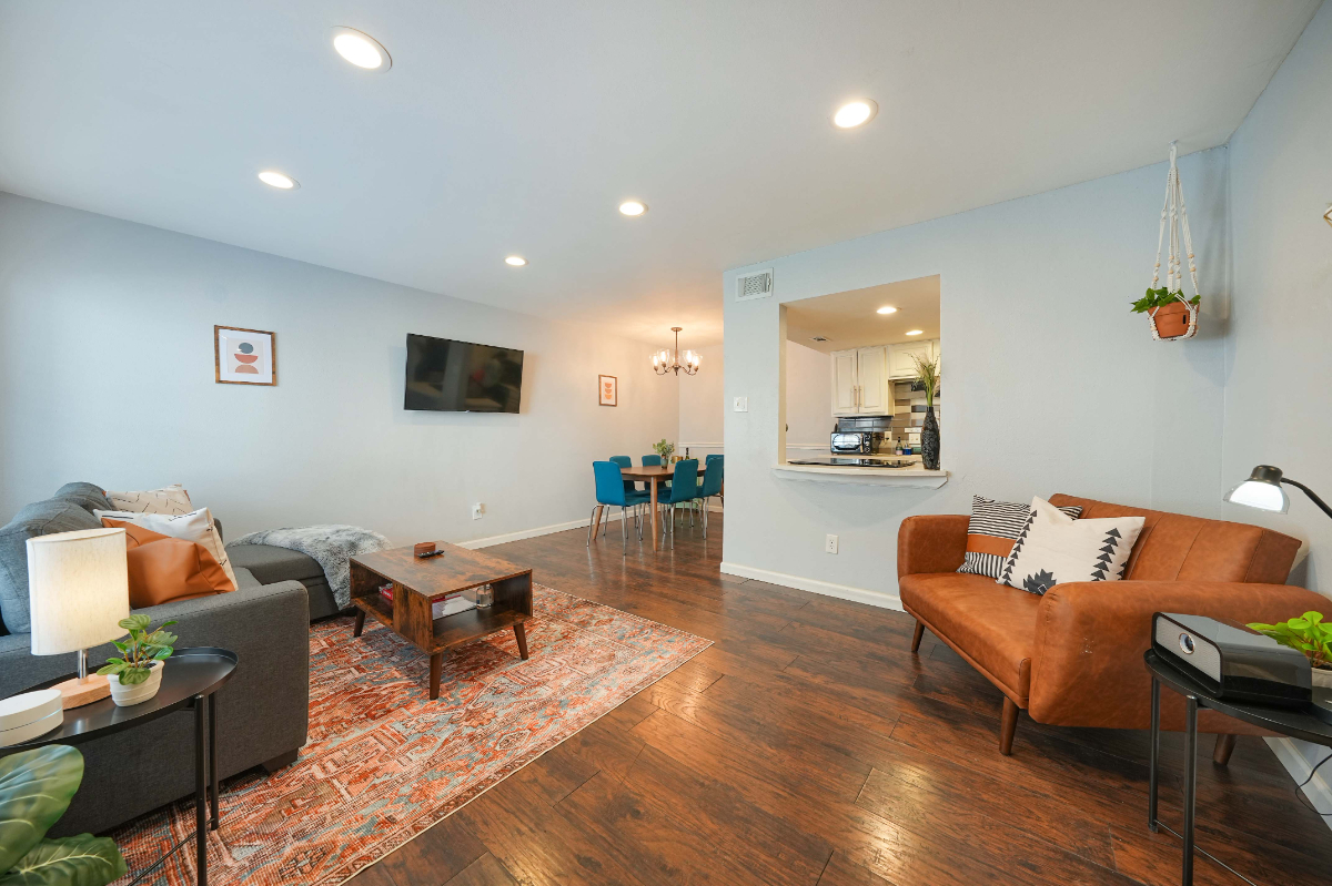 Lovely Budget Condo - 2BD/1.5BA - Close to Downtown - Photo 3