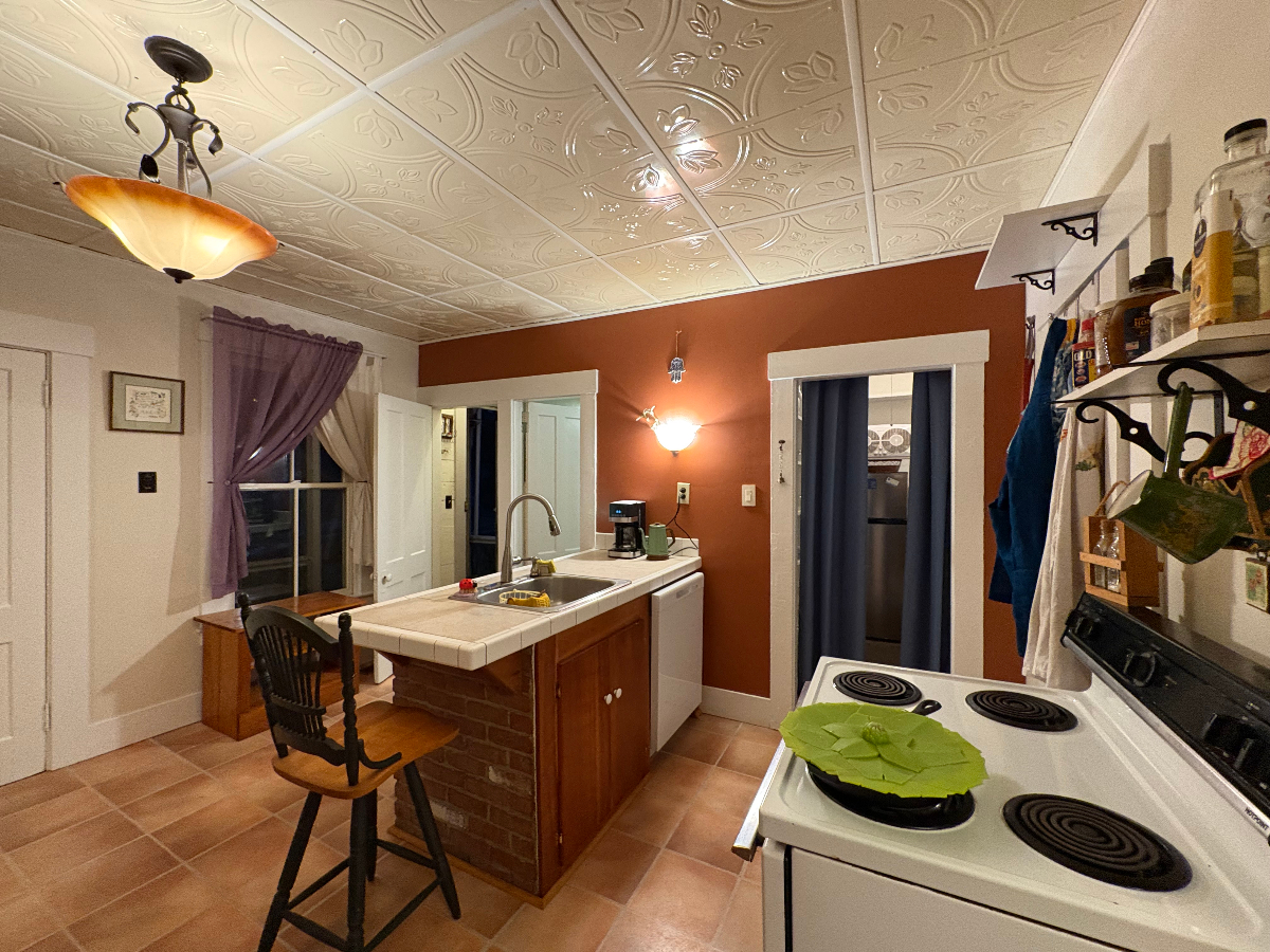 Quiet Furnished Victorian Apartment - Pet Friendly - Walk to Downtown - Photo 9