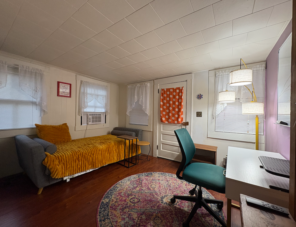 Quiet Furnished Victorian Apartment - Pet Friendly - Walk to Downtown - Photo 6