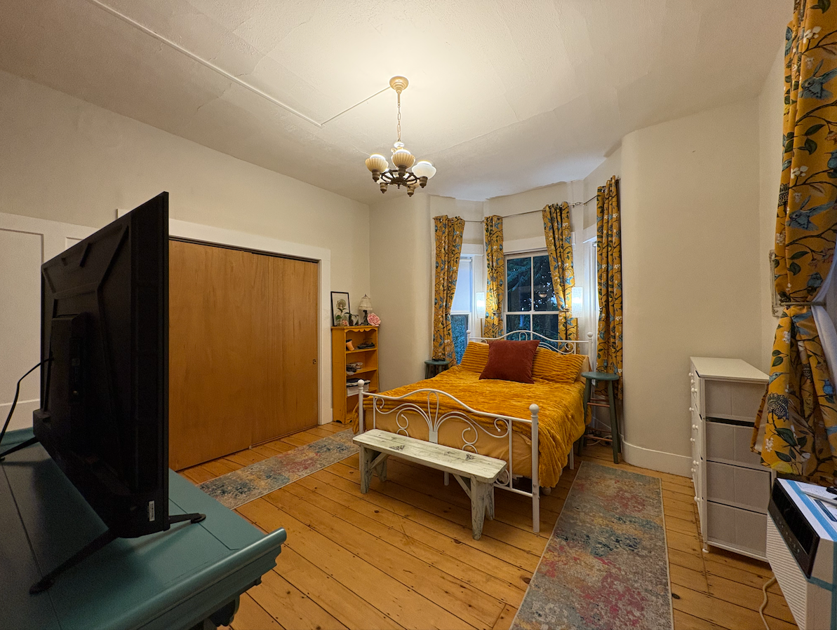 Quiet Furnished Victorian Apartment - Pet Friendly - Walk to Downtown - Photo 4