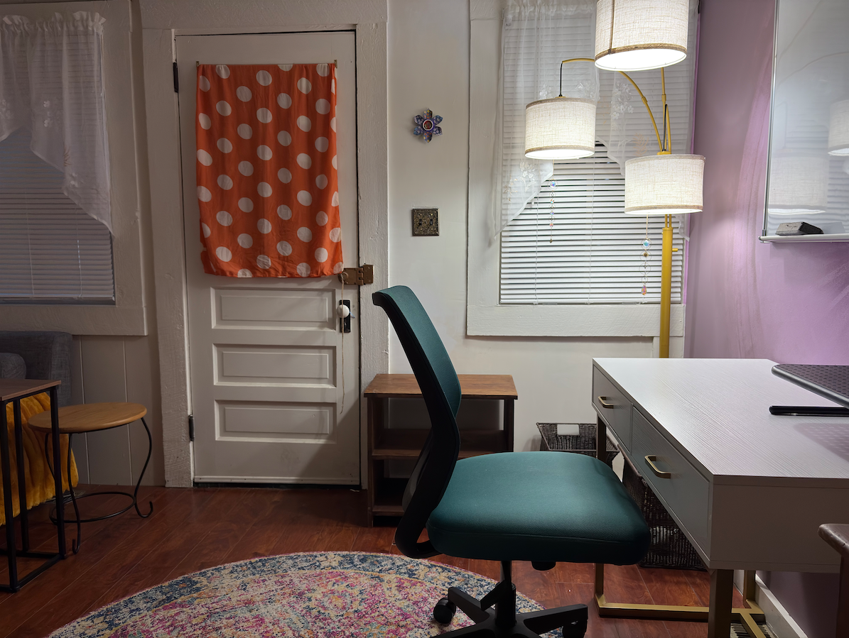 Quiet Furnished Victorian Apartment - Pet Friendly - Walk to Downtown - Photo 11