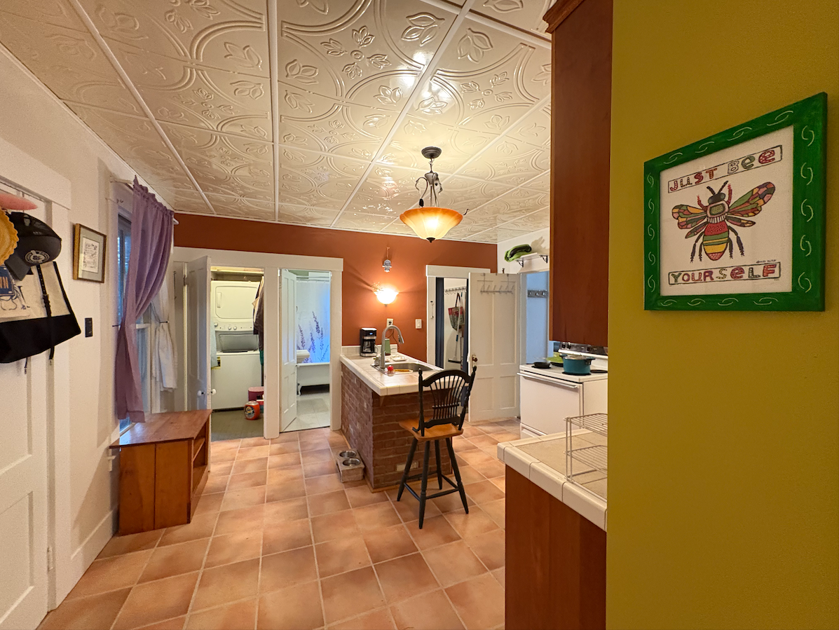 Quiet Furnished Victorian Apartment - Pet Friendly - Walk to Downtown - Photo 8