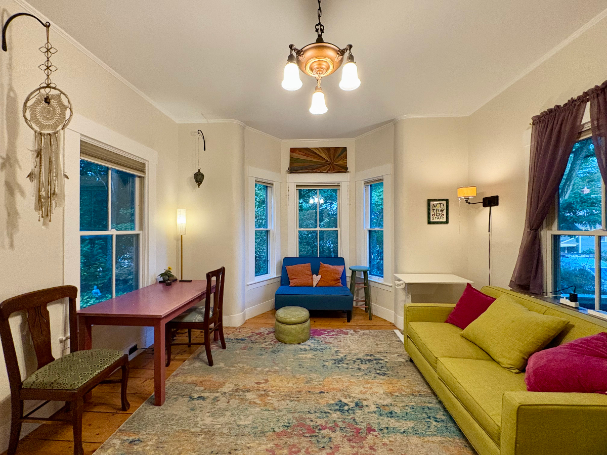 Quiet Furnished Victorian Apartment - Pet Friendly - Walk to Downtown - Photo 2