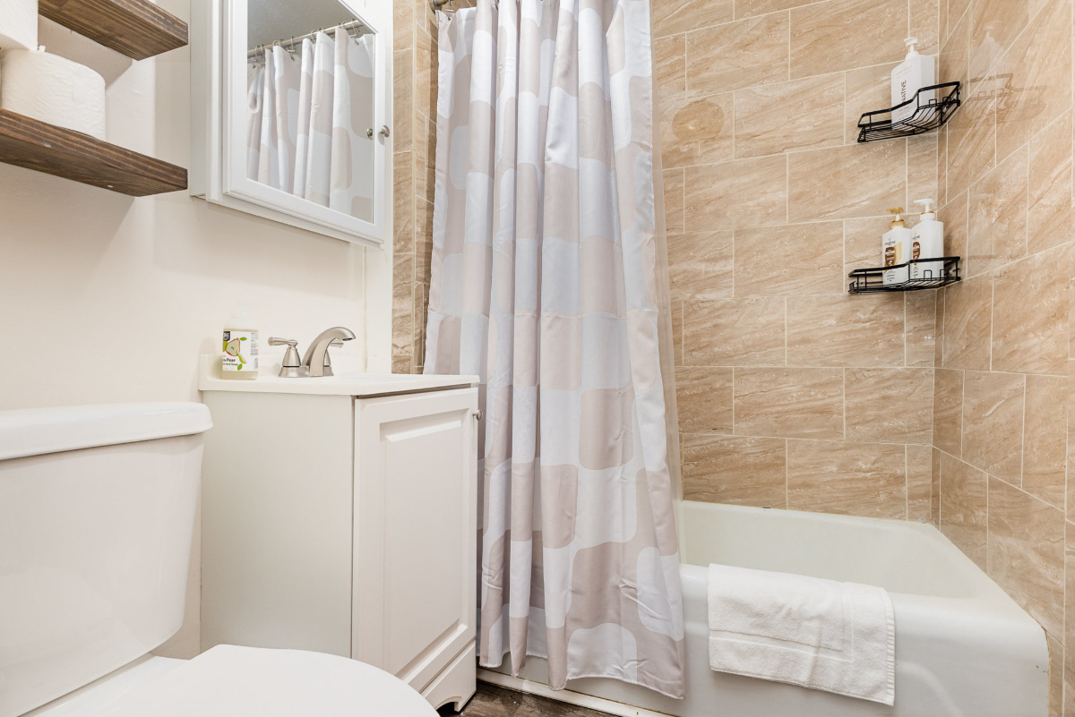 Cozy 2BD Retreat - North Winton Village - Photo 11