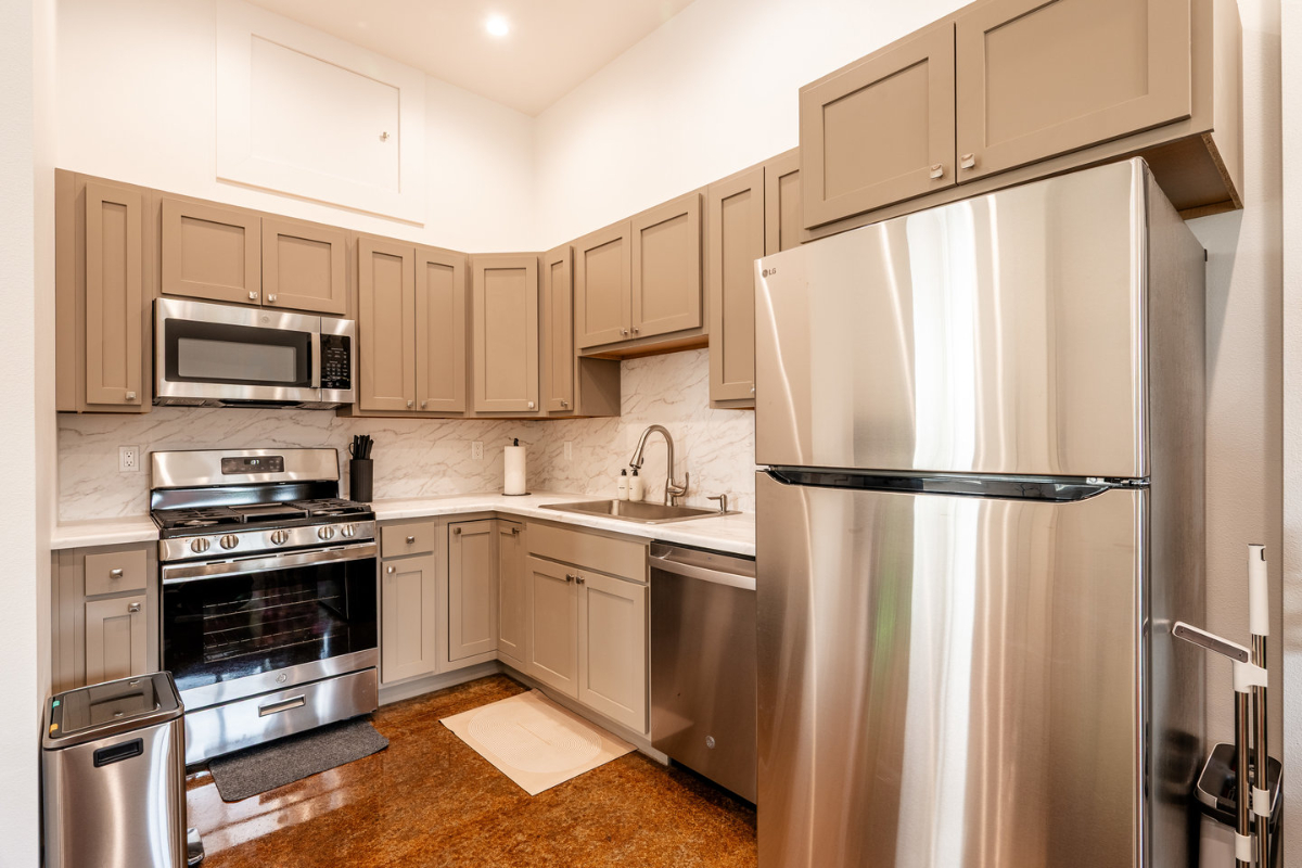 Vaulted Den, Chic Central 1BR w/ Fireplace - Photo 2