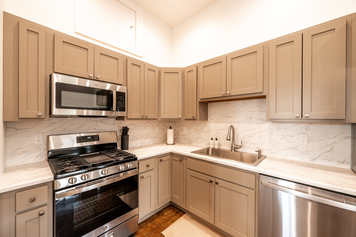 Vaulted Den, Chic Central 1BR w/ Fireplace - Photo 3