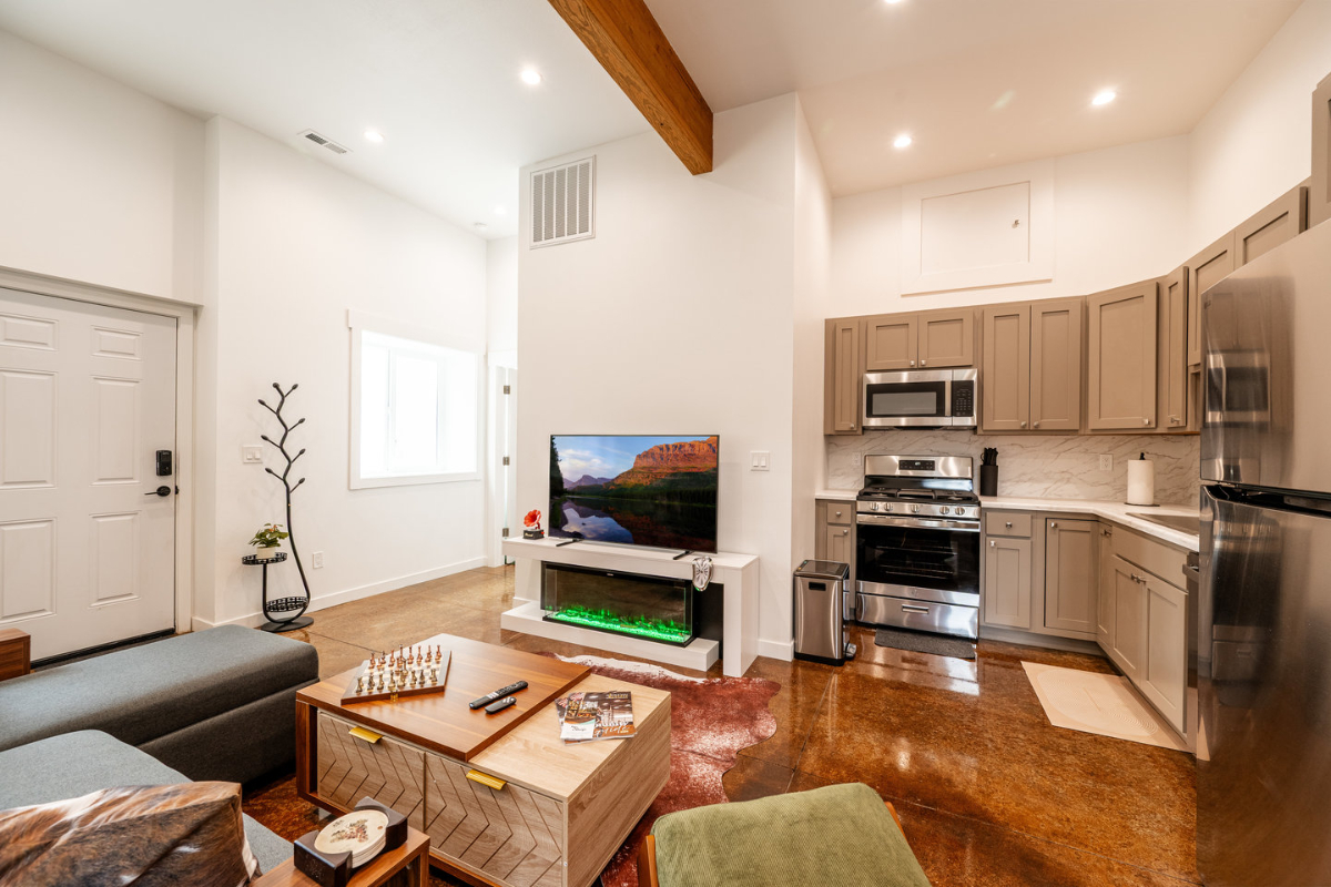 Vaulted Den, Chic Central 1BR w/ Fireplace - Photo 4