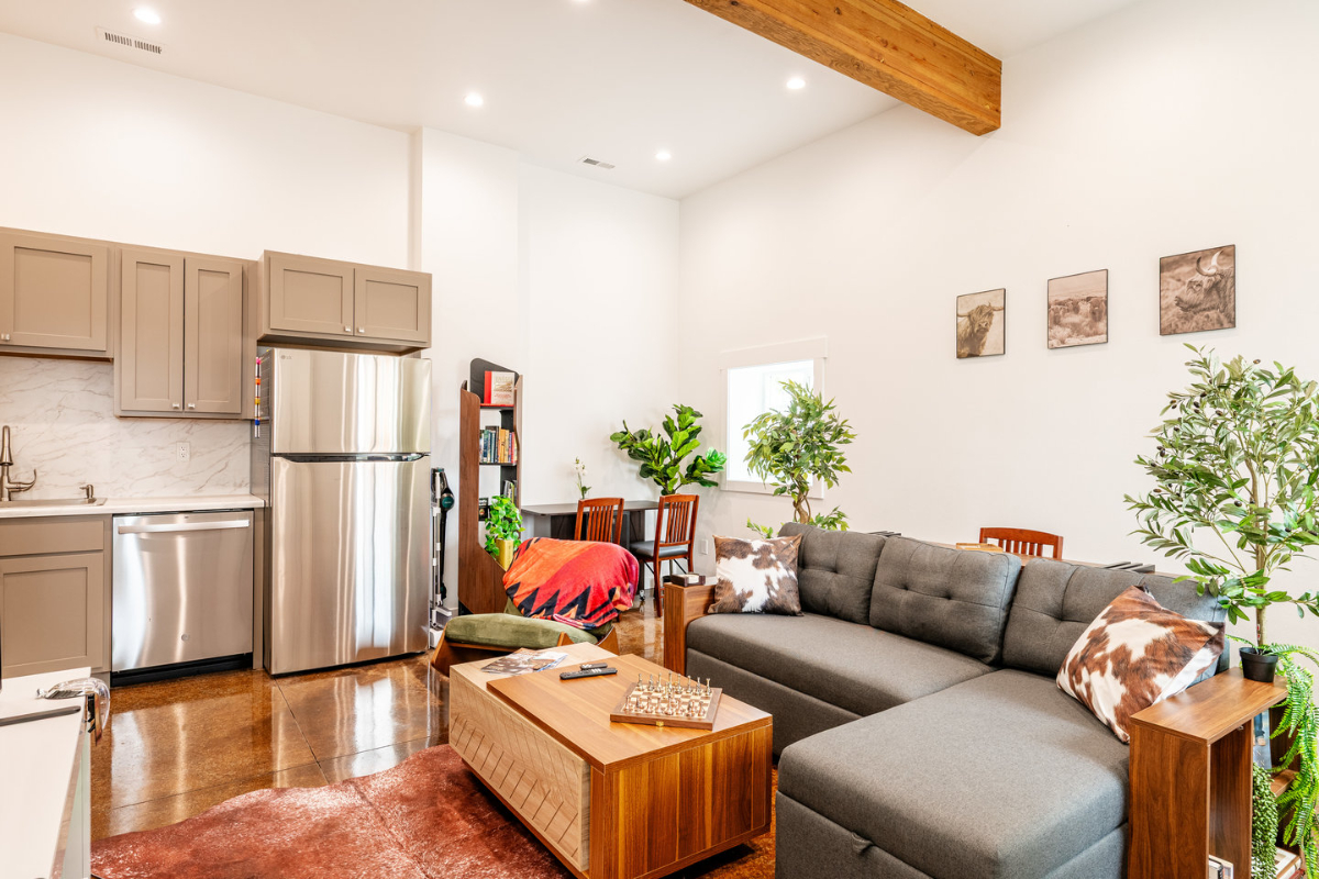 Vaulted Den, Chic Central 1BR w/ Fireplace - Photo 6