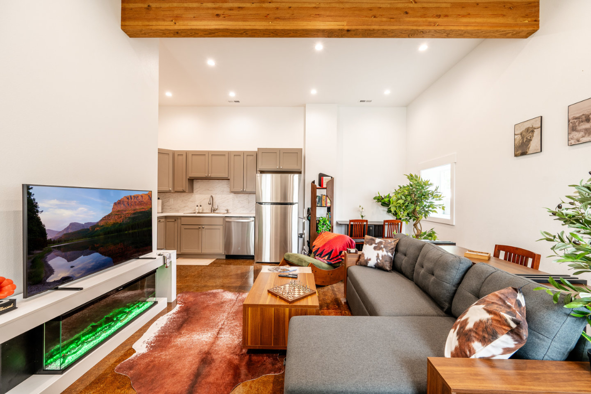 Vaulted Den, Chic Central 1BR w/ Fireplace - Photo 7